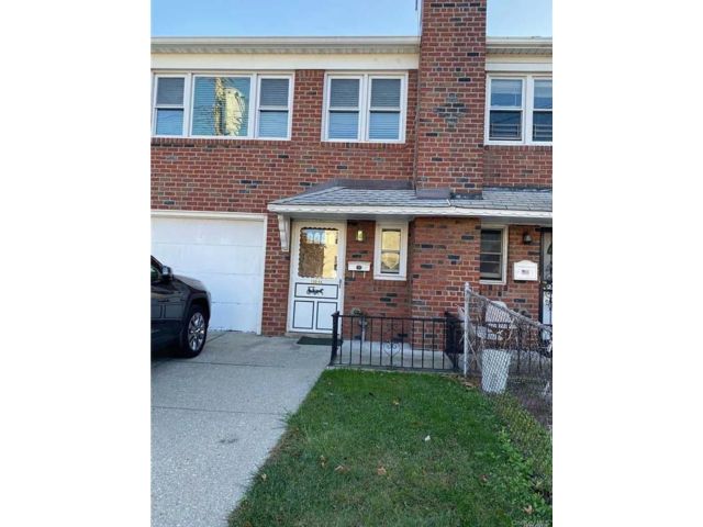  3 BR,  1.00 BTH &nbsp;Other style home in Whitestone