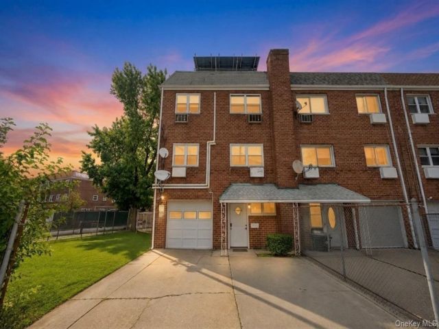 2 BR,  1.00 BTH &nbsp;Colonial style home in Bellerose