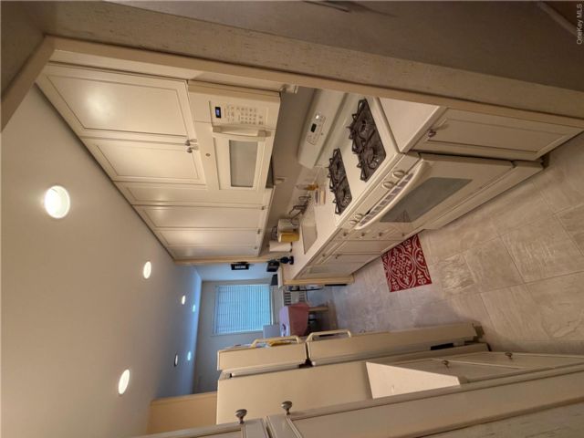  2 BR,  2.00 BTH &nbsp;Mid rise style home in Howard Beach
