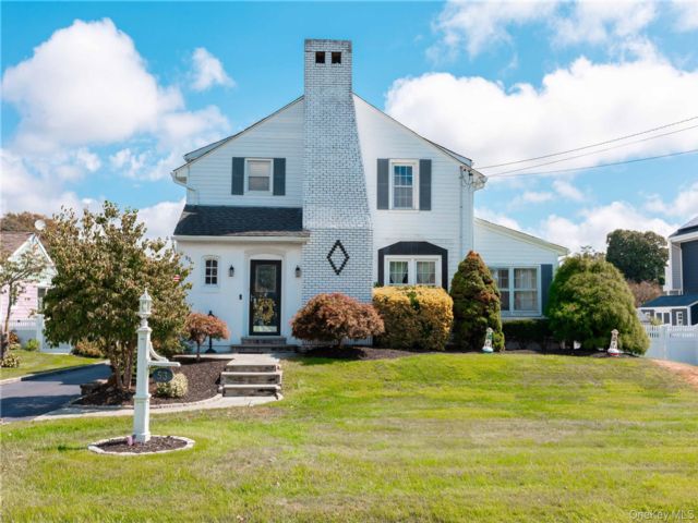  3 BR,  2.00 BTH &nbsp;Colonial style home in Bay Shore