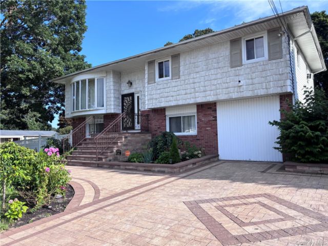  6 BR,  2.00 BTH &nbsp;Hi ranch style home in Amityville