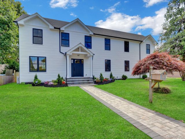  3 BR,  2.00 BTH &nbsp;Colonial style home in Oceanside