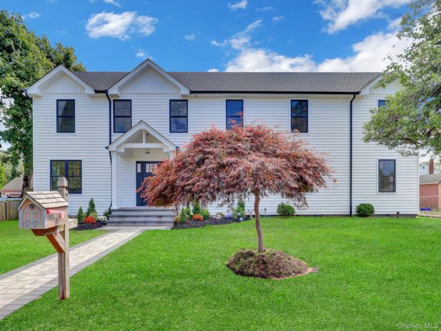  3 BR,  2.00 BTH &nbsp;Colonial style home in Oceanside