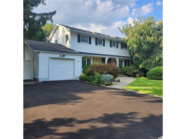  4 BR,  4.00 BTH &nbsp;Colonial style home in Jericho