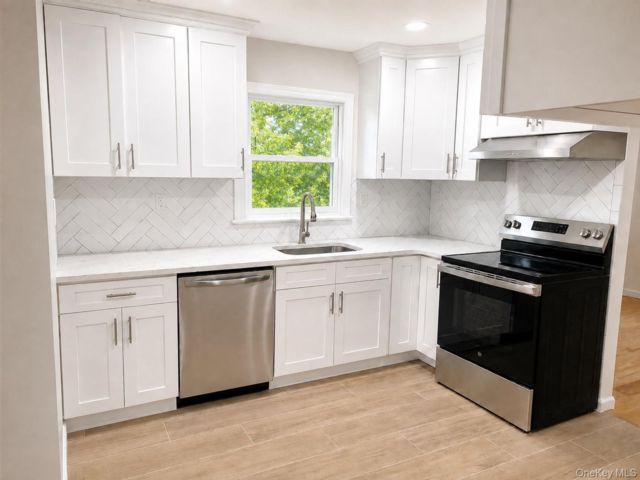  4 BR,  3.00 BTH &nbsp;Includes legal  style home in Bayside