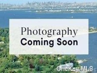  3 BR,  4.00 BTH &nbsp;Colonial style home in Plainview