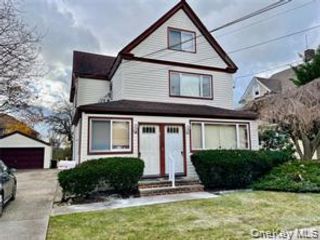  1 BR,  1.00 BTH &nbsp;Colonial style home in Cedarhurst