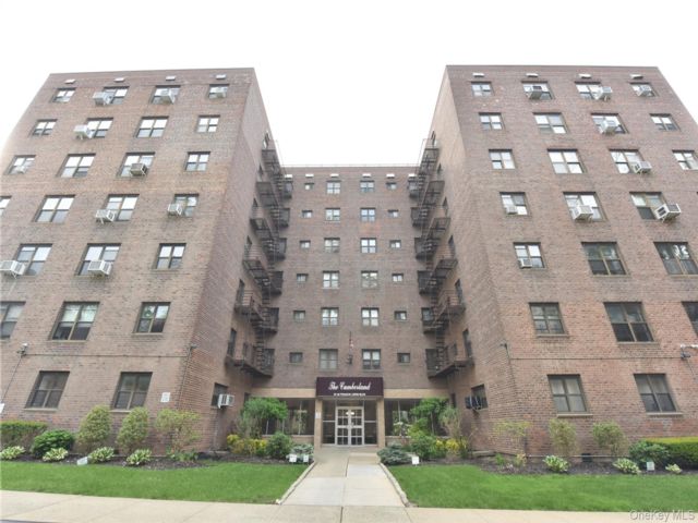  1 BR,  1.00 BTH &nbsp;Mid rise style home in Queens Village