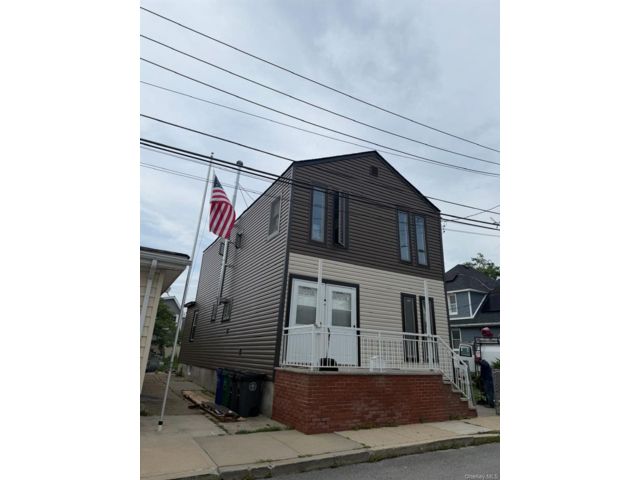  3 BR,  2.00 BTH &nbsp;Full floor apar style home in Howard Beach