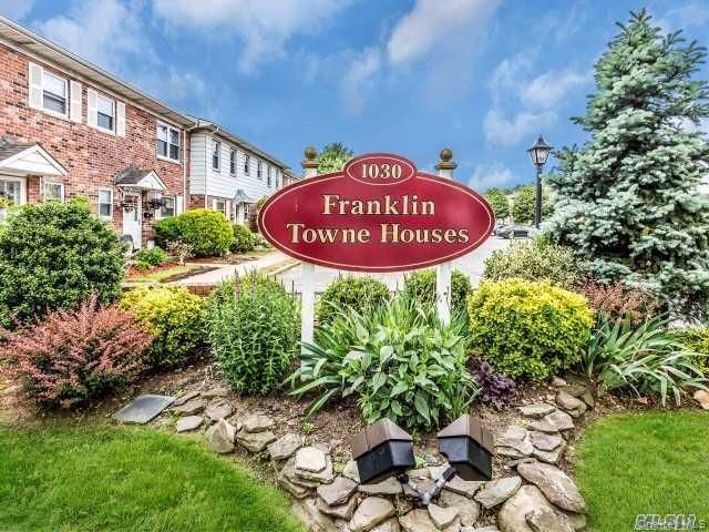  3 BR,  2.00 BTH &nbsp;Condo style home in Valley Stream