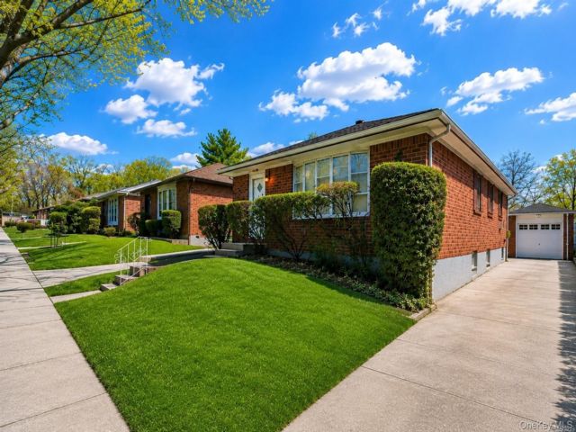  3 BR,  2.00 BTH &nbsp;Ranch style home in Oakland Gardens
