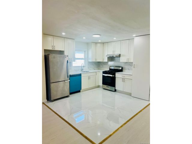  3 BR,  2.00 BTH &nbsp;Full floor apar style home in Whitestone