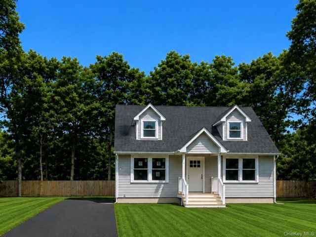  3 BR,  2.00 BTH &nbsp;Cape cod style home in Shirley