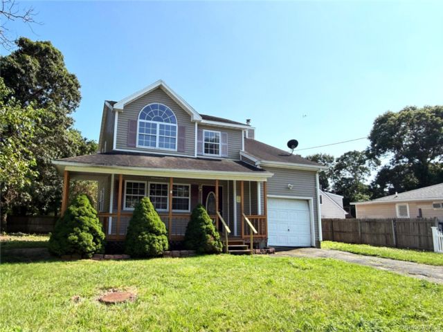  3 BR,  3.00 BTH &nbsp;Colonial style home in Shirley