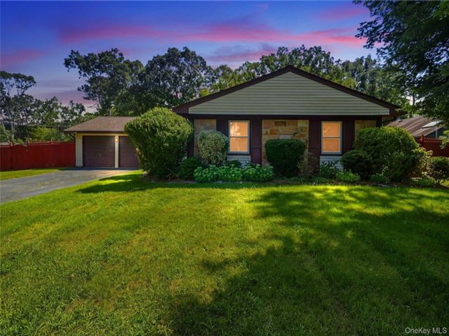  3 BR,  2.00 BTH &nbsp;Exp ranch style home in Coram