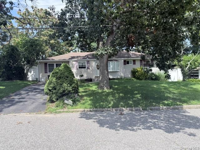 4 BR,  2.00 BTH &nbsp;Exp ranch style home in Centereach