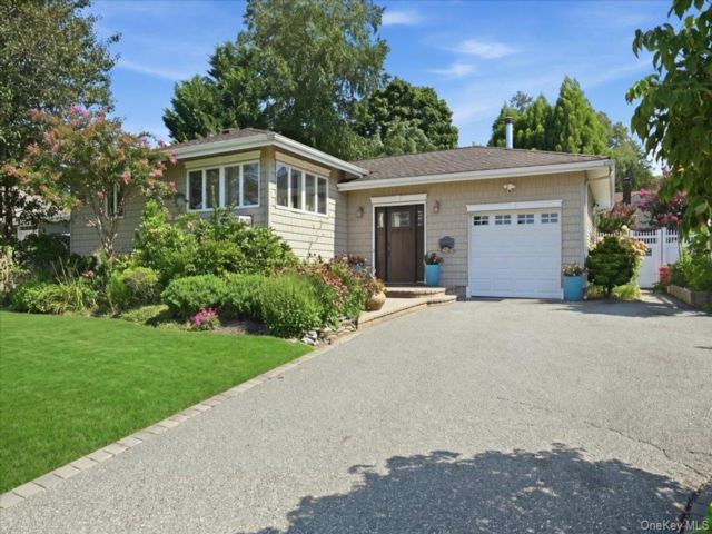  3 BR,  3.00 BTH &nbsp;Exp ranch style home in Wantagh