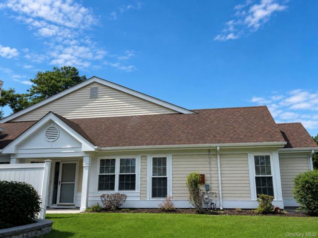  2 BR,  2.00 BTH &nbsp;Condo style home in Ridge
