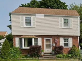  3 BR,  2.00 BTH &nbsp;Colonial style home in Mineola