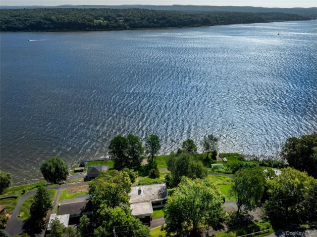  5 BR,  2.00 BTH &nbsp;Contemporary style home in Esopus