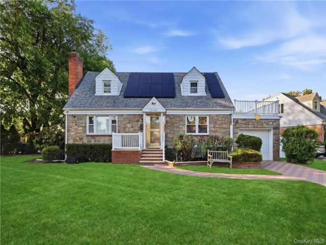  4 BR,  2.00 BTH &nbsp;Cape cod style home in New Hyde Park