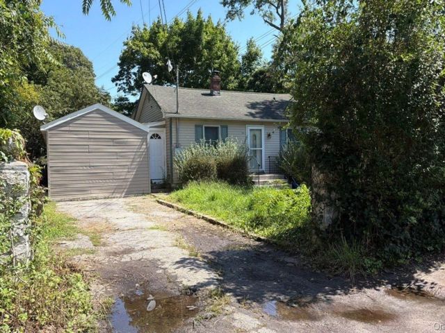  3 BR,  2.00 BTH &nbsp;Ranch style home in Shirley