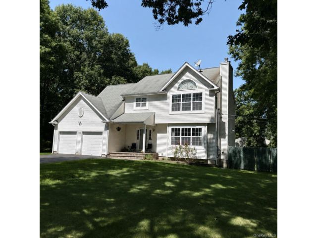  4 BR,  3.00 BTH &nbsp;Colonial style home in Shirley