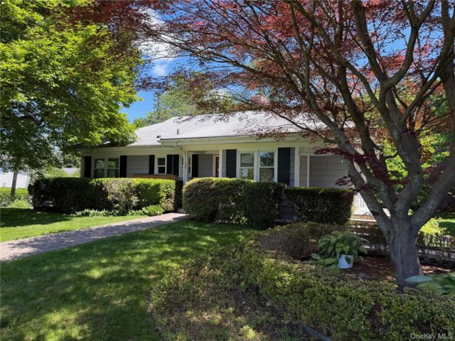  3 BR,  2.00 BTH &nbsp;Exp ranch style home in White Plains