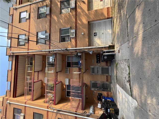 10 BR,  7.00 BTH &nbsp;House style home in Flushing