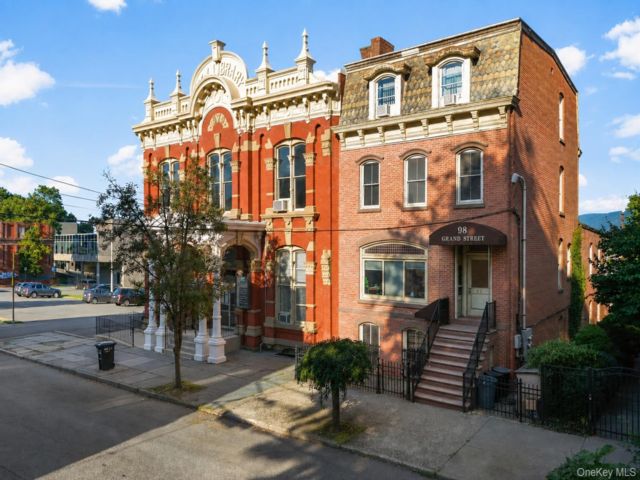  4 BR,  4.00 BTH &nbsp;Victorian style home in Newburgh