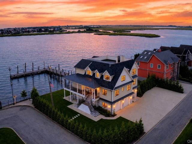  7 BR,  5.00 BTH &nbsp;Mini estate style home in Baldwin Harbor