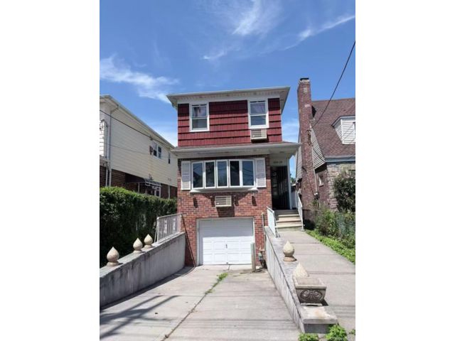  3 BR,  2.00 BTH &nbsp;Includes legal  style home in Whitestone