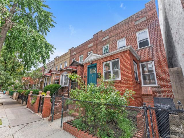  3 BR,  3.00 BTH &nbsp;House style home in Astoria