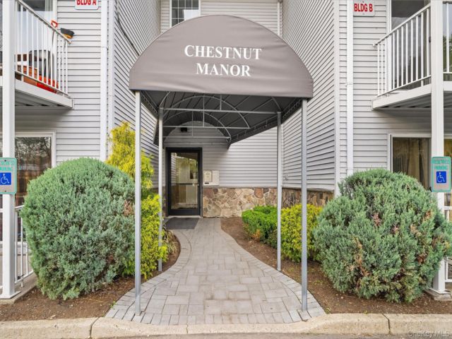  2 BR,  2.00 BTH &nbsp;Mid rise style home in Suffern