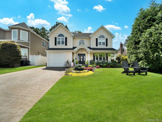  4 BR,  3.00 BTH &nbsp;Colonial style home in Merrick