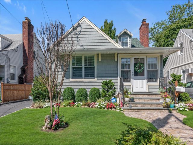  3 BR,  3.00 BTH &nbsp;Cape cod style home in East Rockaway