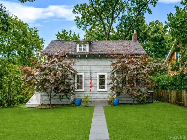  3 BR,  2.00 BTH &nbsp;Colonial style home in Stony Brook