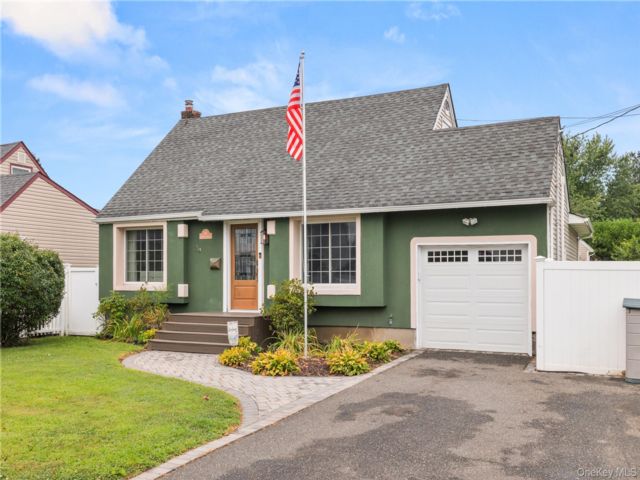  4 BR,  2.00 BTH &nbsp;Cape cod style home in Lindenhurst