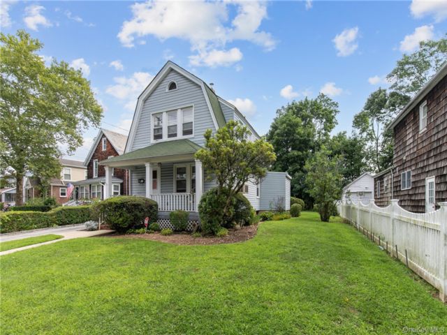  3 BR,  2.00 BTH &nbsp;Colonial style home in Roslyn Heights