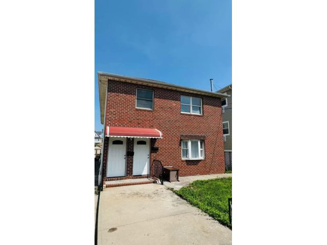  6 BR,  4.00 BTH &nbsp;House style home in Arverne