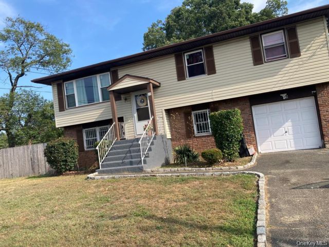  3 BR,  1.00 BTH &nbsp;Hi ranch style home in Deer Park