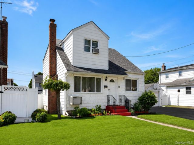  4 BR,  2.00 BTH &nbsp;Exp cape style home in Elmont