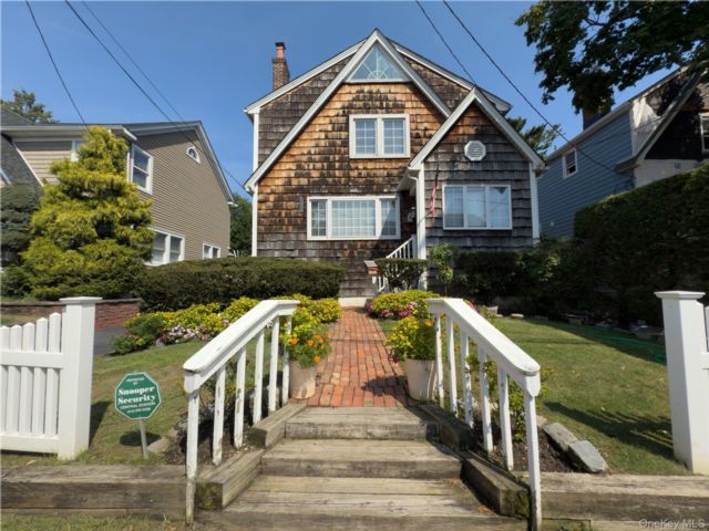  3 BR,  2.00 BTH &nbsp;Colonial style home in Woodmere