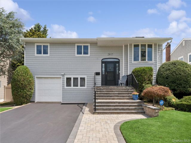  4 BR,  3.00 BTH &nbsp;Hi ranch style home in Bellmore