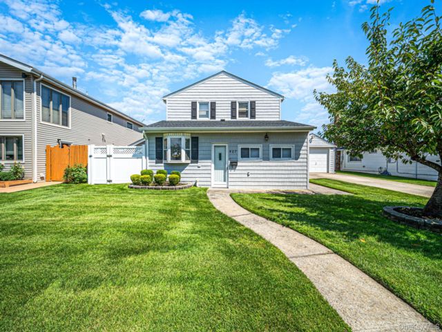  5 BR,  2.00 BTH &nbsp;Exp cape style home in East Meadow