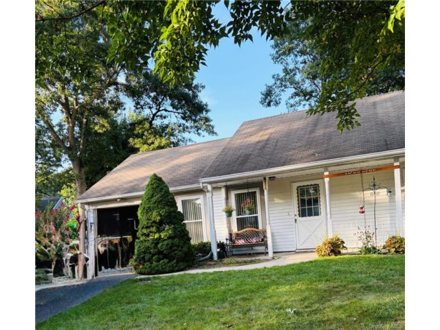  2 BR,  1.00 BTH &nbsp;Garden style home in Ridge
