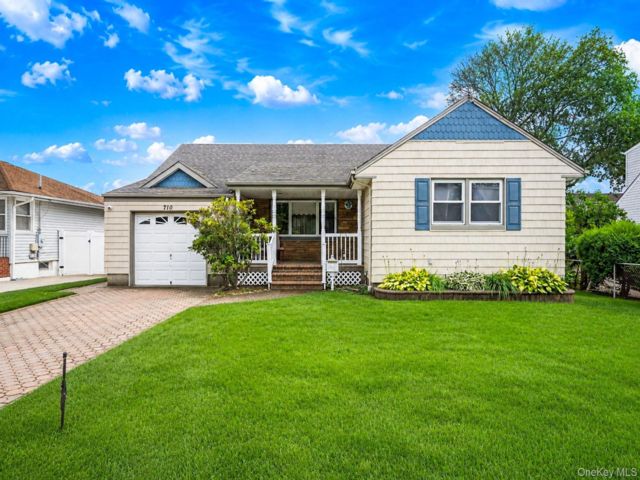 3 BR,  1.00 BTH &nbsp;Ranch style home in Uniondale