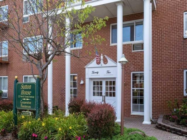  2 BR,  2.00 BTH &nbsp;Includes legal  style home in Rockville Centre