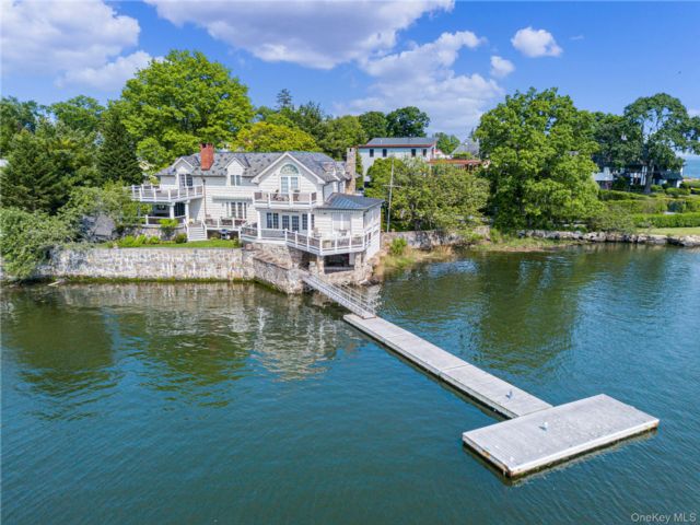  5 BR,  4.00 BTH &nbsp;Colonial style home in Mamaroneck