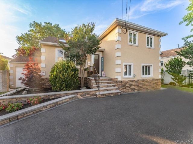  4 BR,  2.00 BTH &nbsp;Split level style home in Inwood
